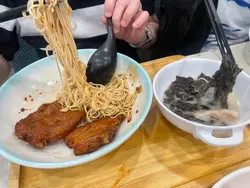 黑醋汁猪扒捞淮山面配潮汕猪肉丸浸紫菜