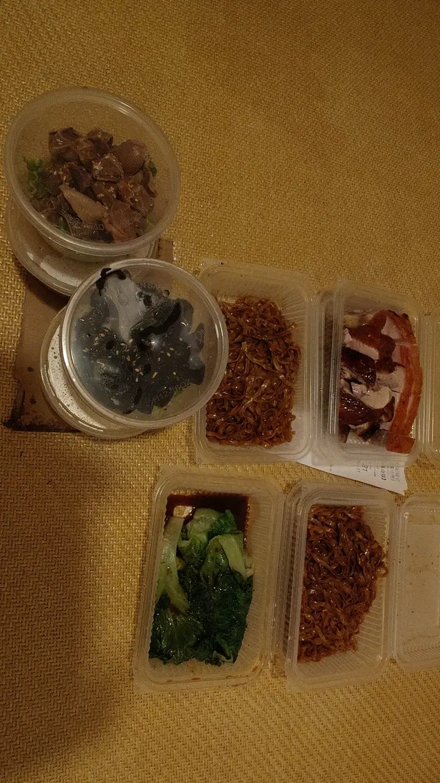 用openrice叫外賣手撕雞2人餐
唔包手撕雞係咩玩法?
拎外賣個時發覺少左手撕雞,問店員話唔包,
咁唯有同openrice report,
到依家都仲未覆後補定退款...