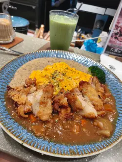 特濃蘑菇汁和野菜豚肉咖哩配脆香雞扒蛋包飯