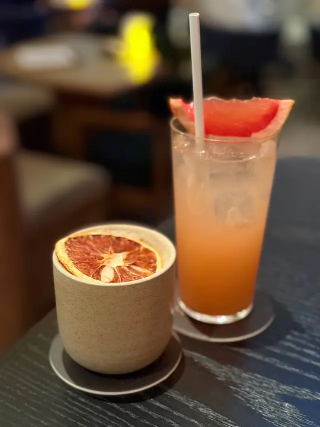 • Grapefruit Sunshine:粉紅長杯綴西柚片,西柚清香混花草甜,帶氣泡感好清爽。
• Passion Grove:杯面飾乾橙片,熱帶水果香濃郁還帶蜜甜,層次好豐富。