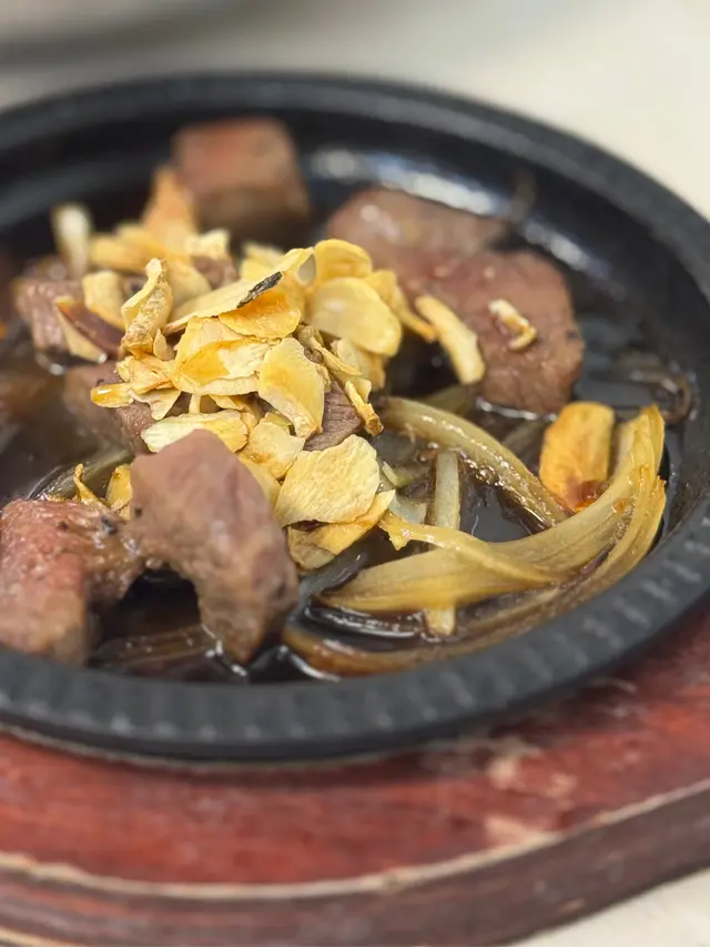 鐵板蒜片和牛粒