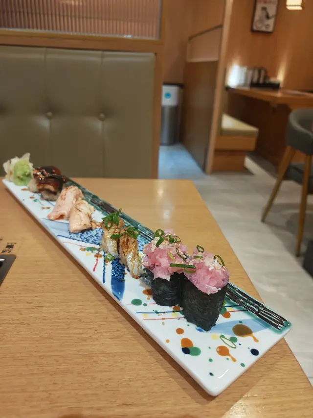 拖羅蓉軍艦、火炙三文魚壽司、火炙左口魚邊壽司、鰻魚壽司