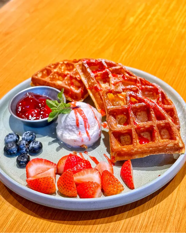 三重莓果窩夫配雪糕