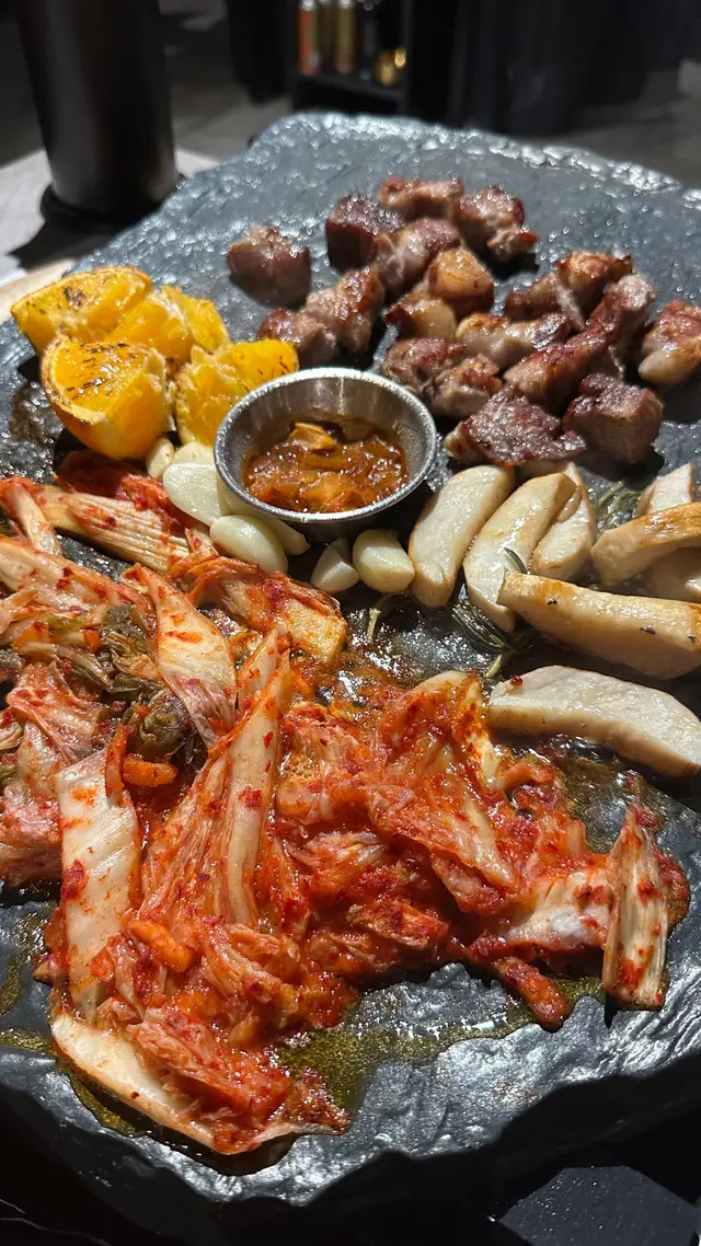 濟州黑毛豬肩肉配芒果