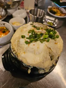 其实住在店附近，一直没机会黎试，因为星期六日冇book位一般都食唔到。但今晚问了竟然还有一张台。。终于可试到。

三个人吃了鸡蛋羹、五花肉、韩式炒粉丝。

份量好足够，服务不错，一定会再来！

#香港美食 
