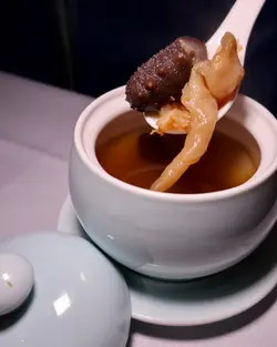 花胶海参炖汤