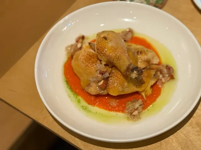 用慢煮手法做的港式蔥油雞！三黃雞皮脆肉嫩，淋上爆香蔥油和特調醬汁～肉質彈嫩多汁，蔥香濃郁但不會膩，吃完滿嘴留香！
