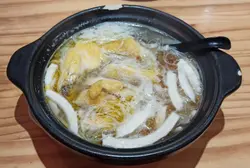 砂锅桃胶雪梨椰子鸡，配新竹米粉