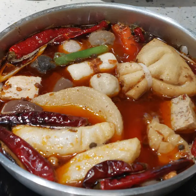 凍豆腐好好食，鍋底心較辣，食辣持久力不足唔好揀，影響任食進度