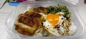 煎蛋葱油鸡扒饭
