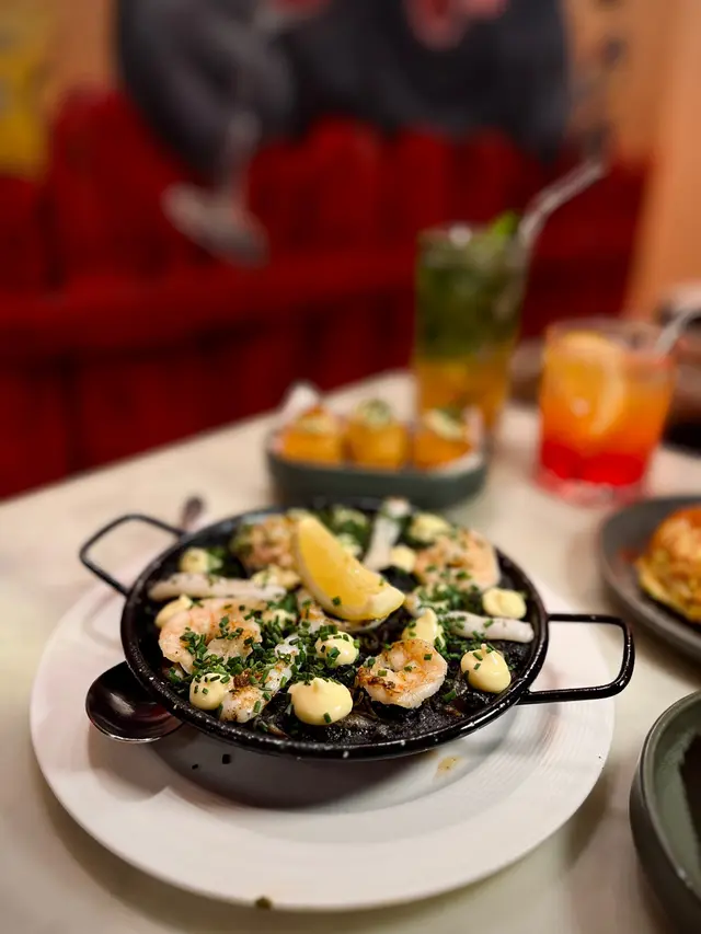 墨魚汁大蝦短意粉