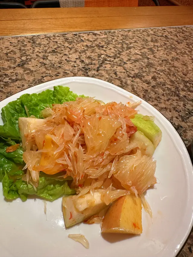 柚子+番石榴+蘋果沙律混合，酸酸甜甜非常開胃，再加炸蒜片點綴，層次豐富，係一個非常好嘅頭盤￼