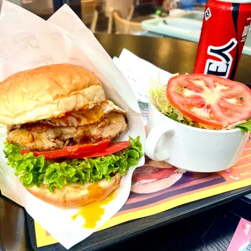 流心鸡蛋堡+细沙律+汽水