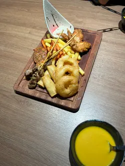 唔好睇落細細份其實係小弟唔識影相😖其實好大份食完已經好好好好好飽  先講佢啲牛肉串好juicy佢啲炸野都幾好食🤍 但洋蔥圈就真係一般般既 有啲似洋蔥加粉去炸