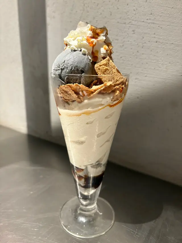 黑芝麻蕨餅芭菲