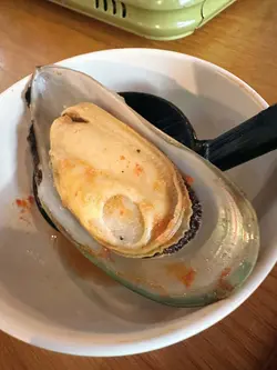 呢個魚糕湯入面除咗有好味嘅魚糕串，仲有大粒又肥美嘅青口、QQ 嘅八爪魚、翠玉瓜、金菇、韭菜等等 🍲🔥