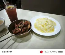 #香港美食 2025年9月19日于马鞍山新海枫茶餐厅，品尝了招牌椒盐猪扒粟米饭。猪扒即叫即炸，上桌时热气腾腾，外层酥脆可口，椒盐香气扑鼻，内里肉质松化多汁，腌味恰到好处，不会过咸。粟米汁甜度适中，稠稀得宜，与白饭拌匀后非常开胃。整体份量十足，镬气够，性价比高，是地道茶餐厅的水准之作，值得回头。