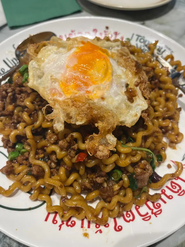 打拋肉碎煎蛋、蜆肉卷卷意粉