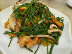 很多油，很湿，很咸。基本嘅果仁都冇...上环街市熟悉档好食好多...