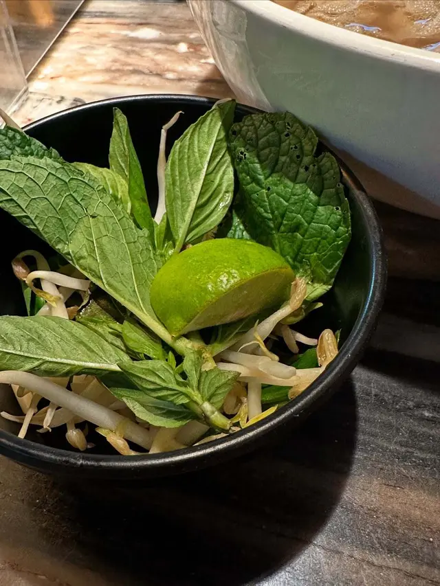 跟 Pho 會送一碟配料,有芽菜、青檸同九層塔,食法自由發揮,鍾意幾多就落幾多~