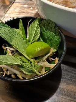 跟 Pho 會送一碟配料,有芽菜、青檸同九層塔,食法自由發揮,鍾意幾多就落幾多~