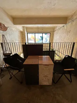 二樓有個 Camping Style 嘅座位區，有帳篷仲有兩張細枱，嚟到可以有啲個人空間，真係好啱換個地方 Chill 住做下嘢，呢度仲係 Pet Friendly Cafe 🐾