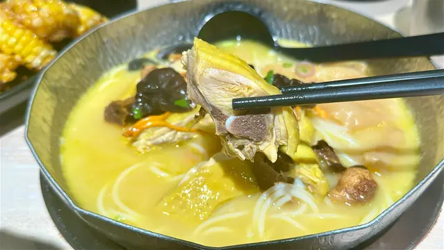 而雞則嚴選三黃雞,
份量足,有五六件之多,肉質嫩滑有雞味!😌