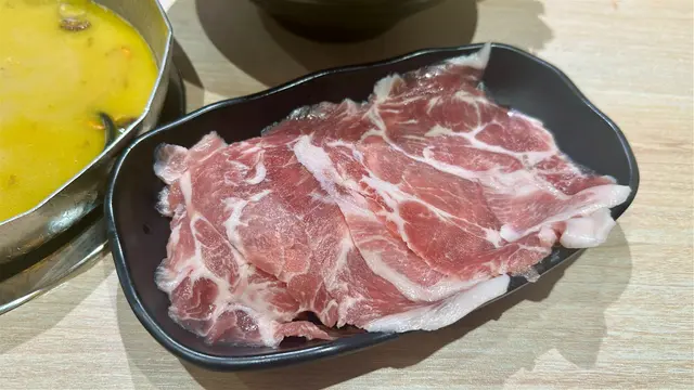 份量勁多,有7至8塊,
美國🇺🇸SRF 極黑豚肉質鮮嫩多汁,
帶細緻的大理石油花,肉味濃郁。👍🏻