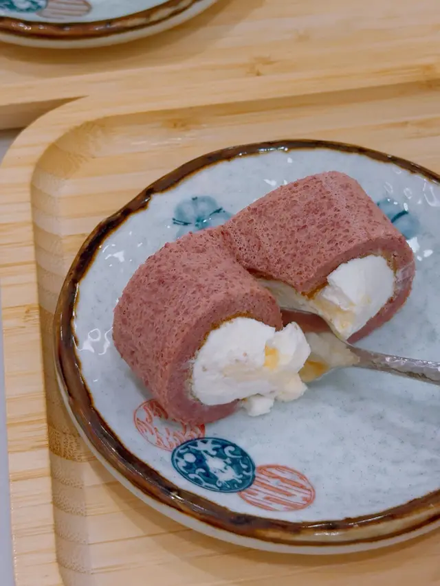 抹茶香芋鮮奶配小香芋卷$58