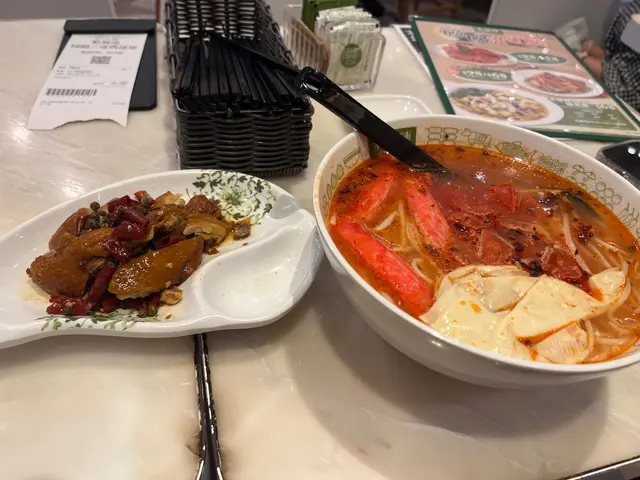 🌶️🍅🐓麻辣蕃茄湯麻椒雞米線
平時食米線陣都好鍾意食佢地嘅蕃茄湯
非常濃郁嘅蕃茄味 仲有好多蕃茄肉!
今次係我第一次試麻辣蕃茄湯
我嗌咗小辣 覺得食唔到辣嘅朋友都可以handle到💖麻辣味輕輕吊一吊
另外一個重點係佢哋新推出嘅麻椒雞
雞件數量都多 一咬落去啲肉滑嘟嘟 啖啖肉
仲有佢哋係比豉油雞🤎
食落去有雞味之餘鹹甜都平均 好入味🤤
配埋椒麻食到嘴邊有微微嘅麻辣感覺 好正呀!
另外呢款米線都可以選擇加多幾款餸
淨係食雞唔夠餸嘅朋友都唔使擔心!