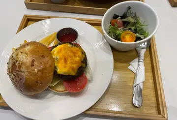日式和牛汉堡包、薯条