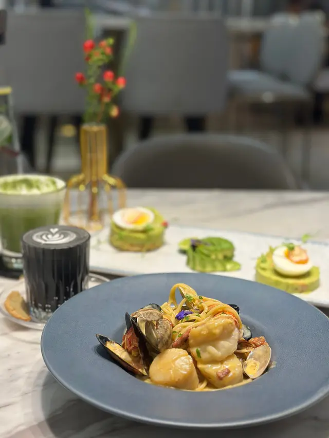 Seafood Spaghetti with Saffron Cream