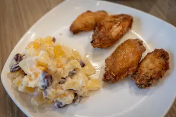 炸鸡翼配沙律