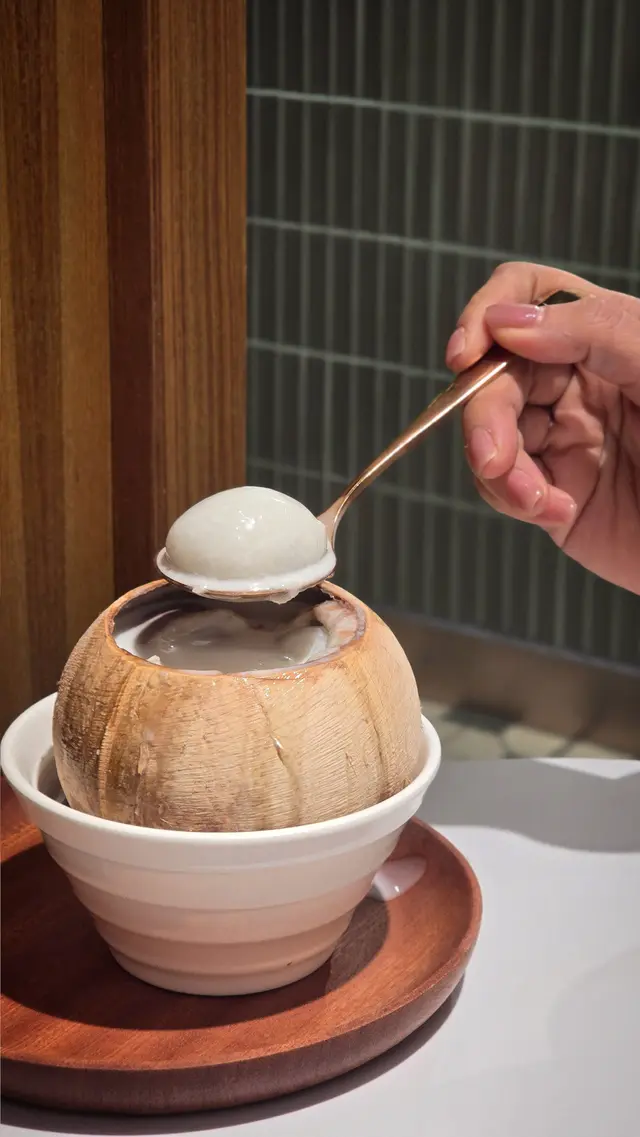 椰皇燉黑芝麻湯圓雙皮奶