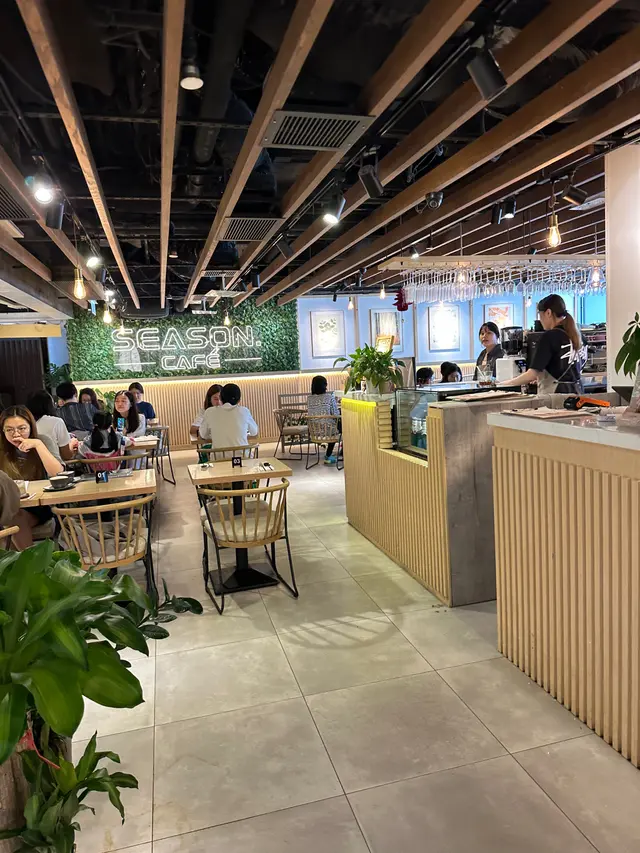 1鋪枱同3號枱拍埋，已經係一張四人枱。￼後面另外仲有一張二人枱，轉入去仲有大枱同埋室外位置都有好多吉枱。