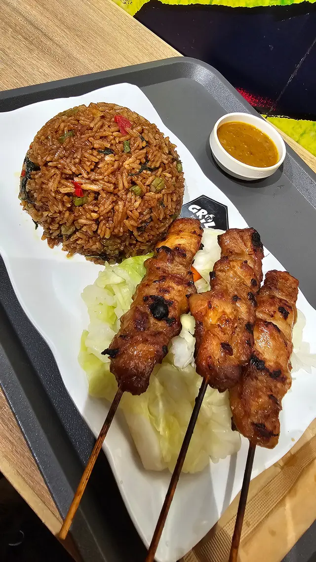 泰式串燒雞肉配炒飯及雜菜