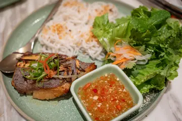 燒香茅魚露比目魚柳 配香葉、生菜及越南檬粉