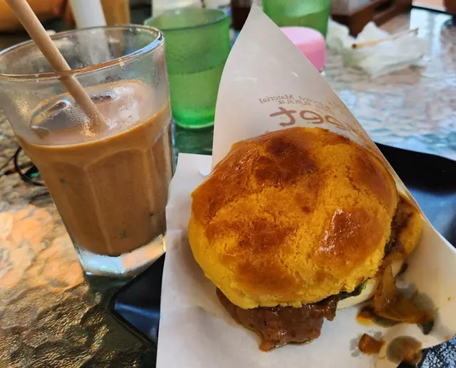 沙嗲牛肉菠蘿包配冰鎮奶茶