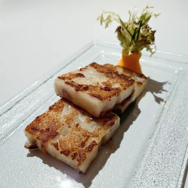 🐑蘿蔔糕，煎得好香，第一啖咬落去，臘味嘅味道喺我口中狂爆，再趙落去就係白蘿蔔嘅甜味。賀年年糕我哋都有喺新同樂買過，必須要承認一點嘅係，自己煎，一定冇呢度嘅師傅煎得咁好食，唔係廢話，係肺腑之言