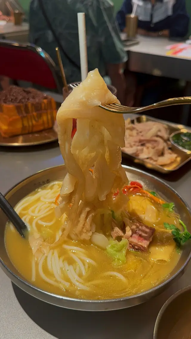 花膠雞阿媽足料雞湯米線