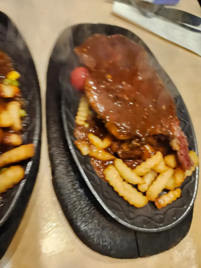 肉質屬於有咬口但唔會韌，蘸滿濃郁嘅黑椒汁，非常惹味