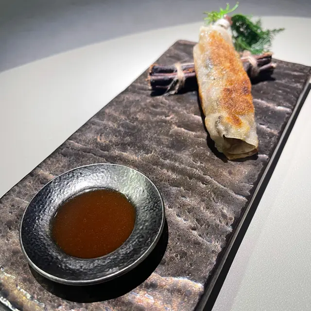 鵪鶉髀伴雞肝醬白菌