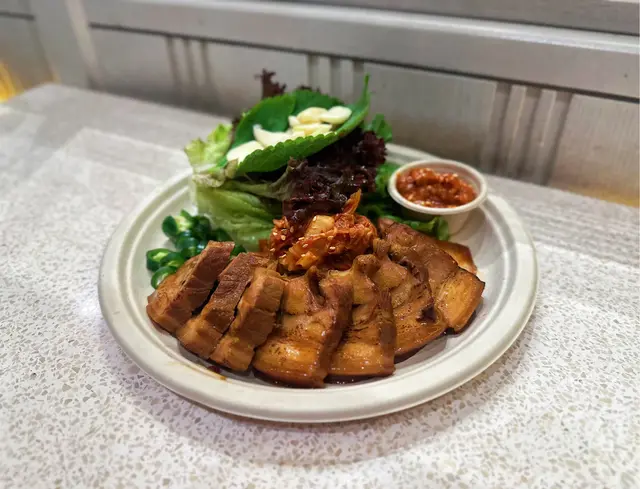 醬油黑毛豬白切肉配大醬生菜