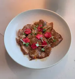 焦糖伊比利亞豬肉配香梨
