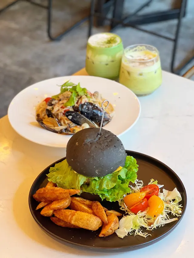 日本明太子海鮮忌廉意粉 & 100%純牛肉雙重芝士竹炭漢堡