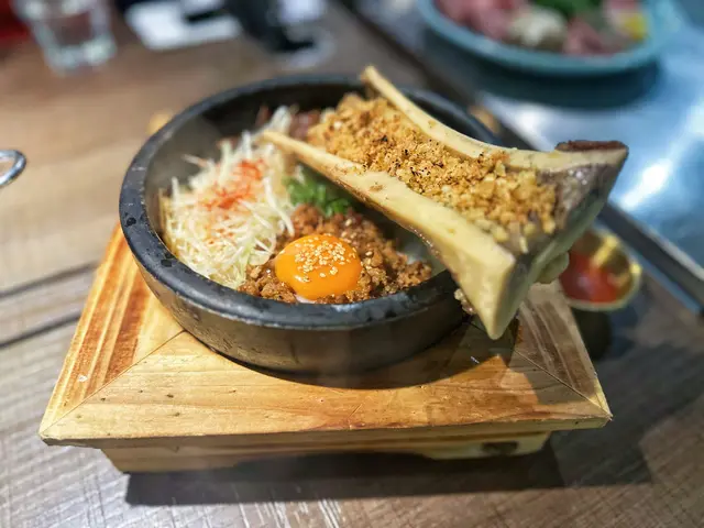 嚴選牛骨髓石頭鍋飯