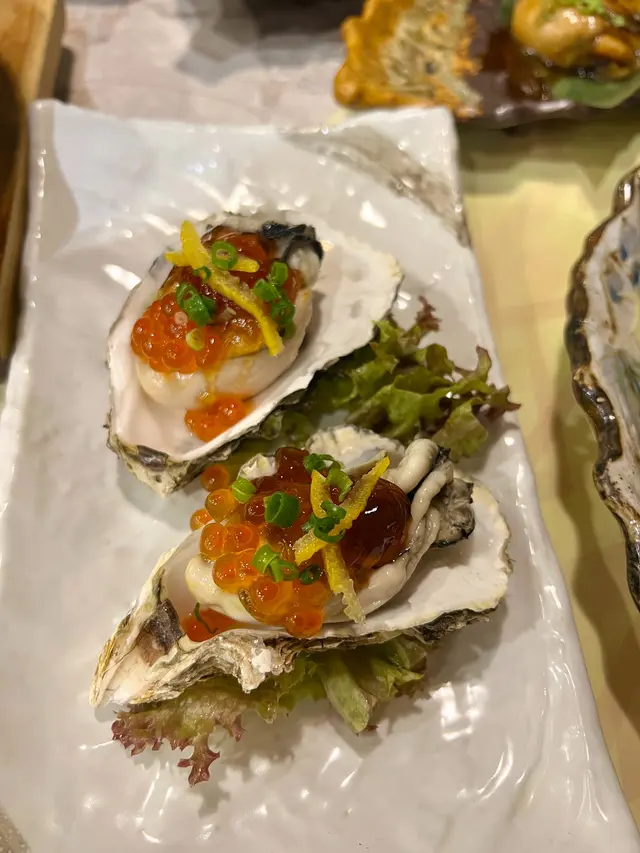 酸汁啫喱煮廣島蠔(凍食),上面舖滿大大粒嘅魚仔,配上大大隻又新鮮廣島蠔,肥美鮮甜,咬落去口感好得意,好juicy!