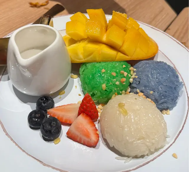 芒果椰汁三色糯米飯