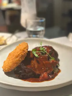 紅酒炆牛面肉配黑松露薯餅