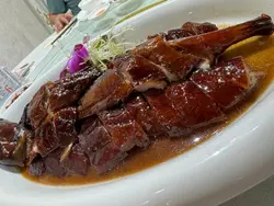 
花胶冬菇鹅掌煲~ 鹅掌软糯味浓，容易脱骨， 花胶弹牙黏嘴，冬菇厚身入味; 
荔枝柴熏烧鹅~皮脆肉嫩，鹅肉淡淡烟熏味道; 
姜葱焗美国桶蚝煲~ 蚝肉有手掌咁大，满满的姜葱香气，一咬爆汁

